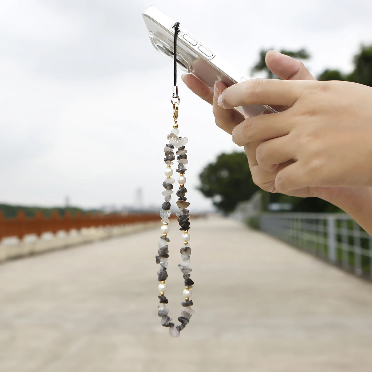 2/ 4pcs set Creative color mixed color high-end beaded Women's keychain, natural stone amethyst crushed stone wrist phone chain, anti-loss universal phone case and car key pendant