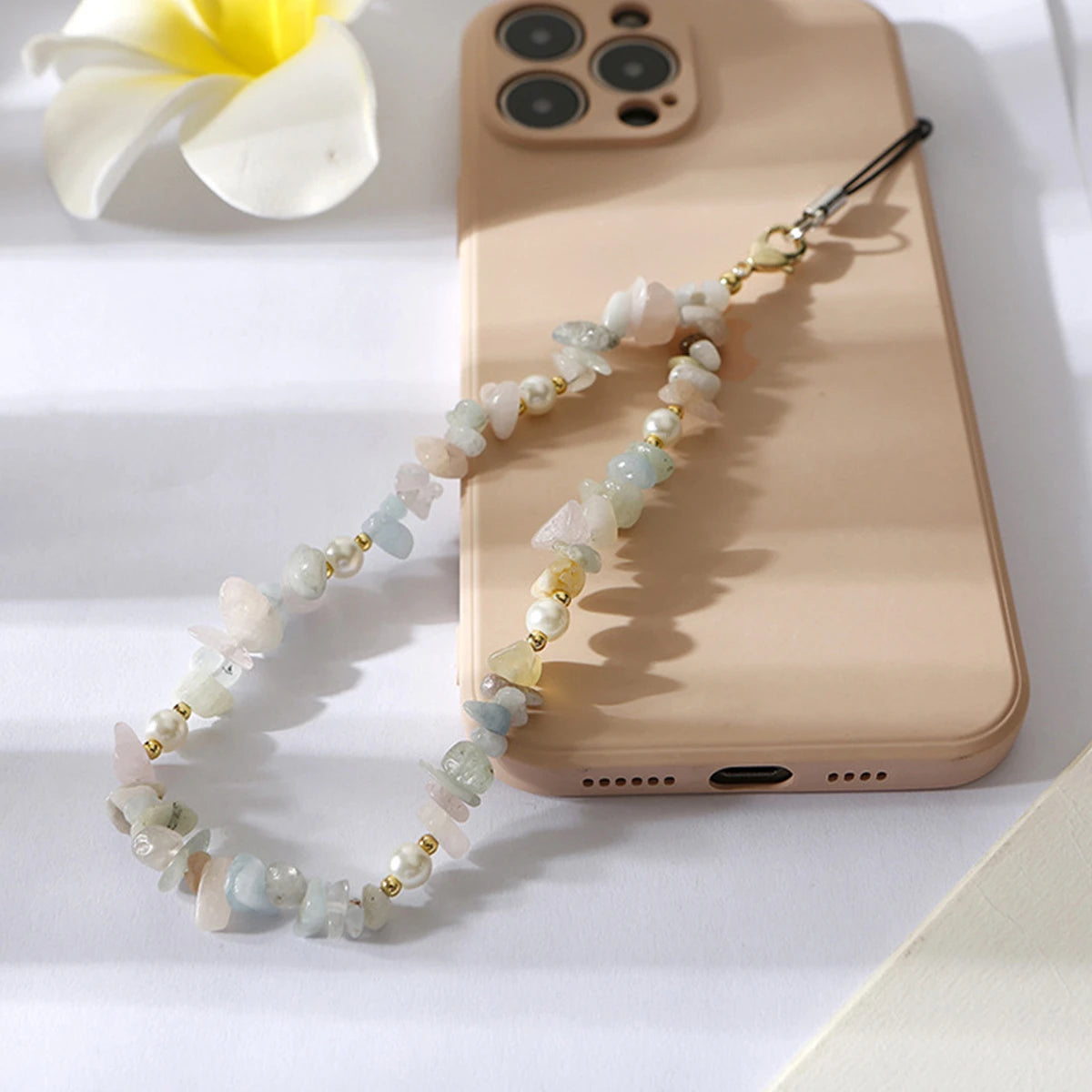 2/ 4pcs set Creative color mixed color high-end beaded Women's keychain, natural stone amethyst crushed stone wrist phone chain, anti-loss universal phone case and car key pendant